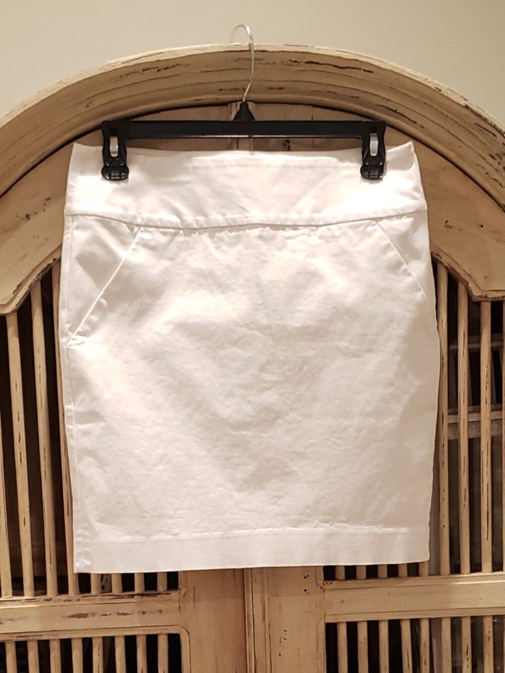 Ann Taylor White Lined Skirt with two front  pockets Size 2